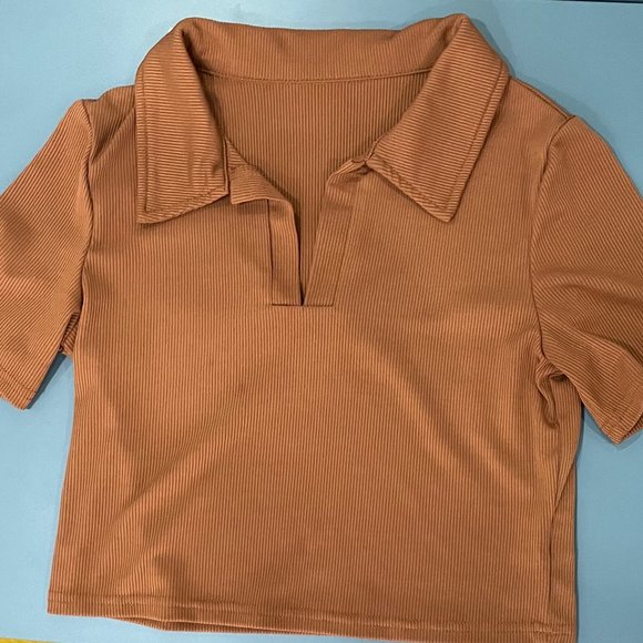 Cropped top with a colar. Size Small - Picture 2 of 2